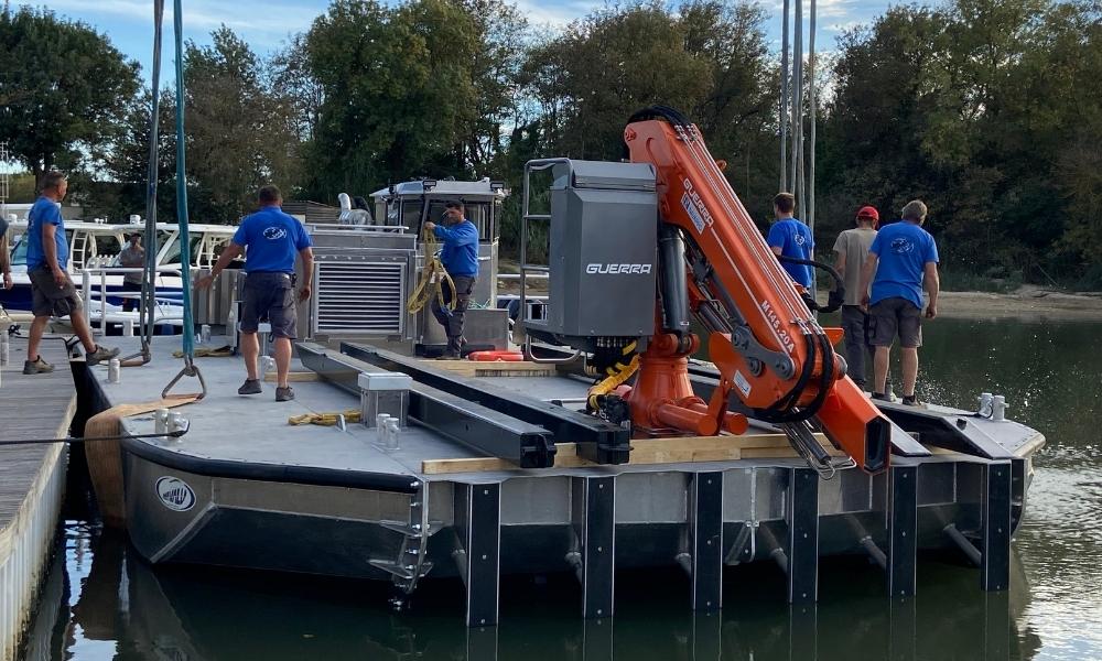 BIG BARGES FOR INSTALLATIONS WHICH CAN BE DISMANTLED