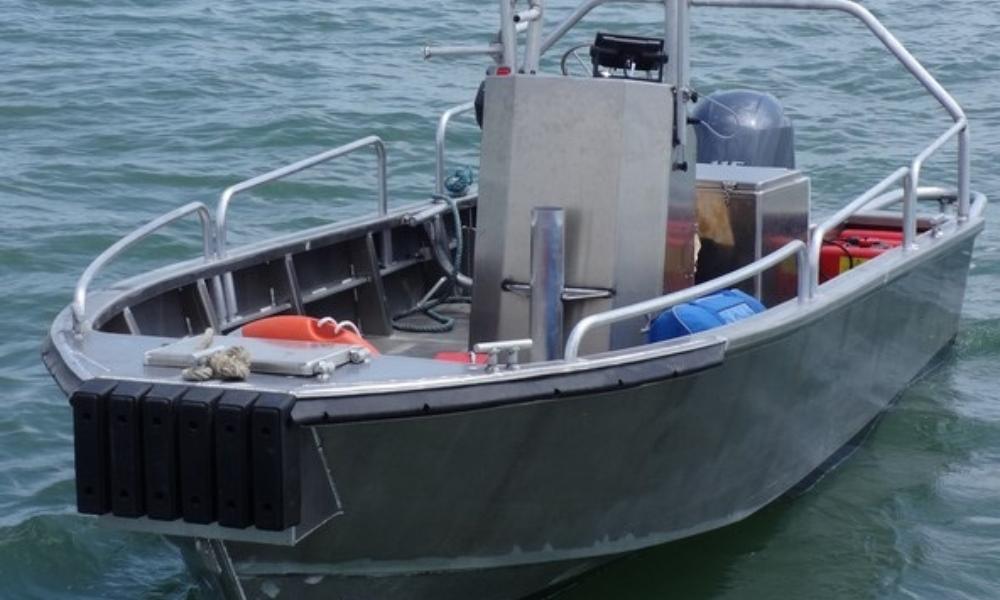 FISHING BOATS WITH BRIDGE CONTROLS